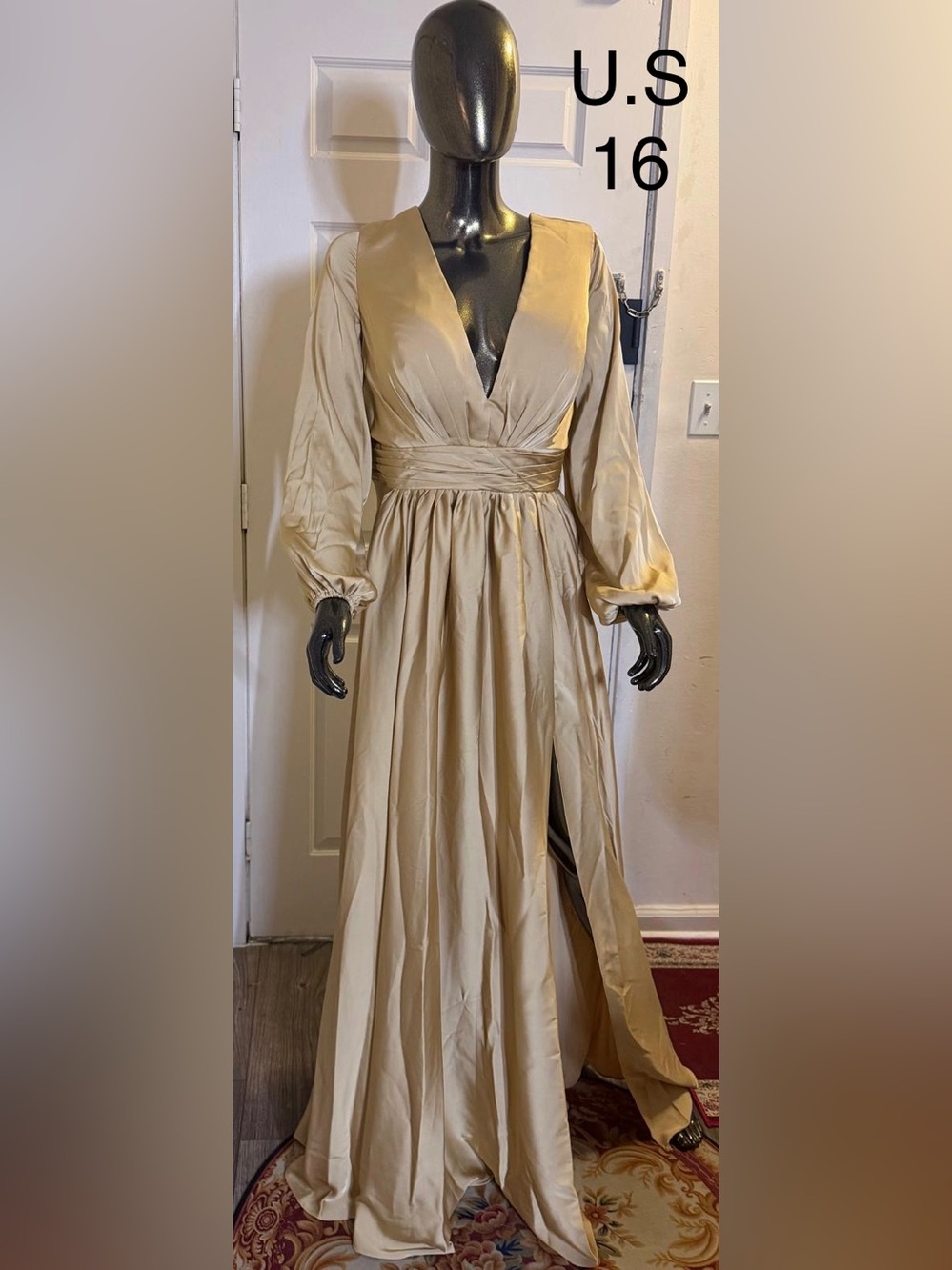 Elegant V-Neck Long Sleeve Evening Dress in Champagne